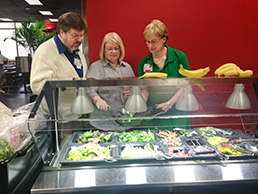 iuhealth-employees-at-salad-bar-15col.jpg